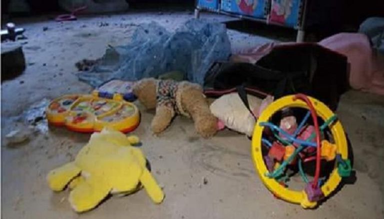 ألعاب الشهيدة الرضيعة بيان التي بعثرها القصف الإسرائيلي 
