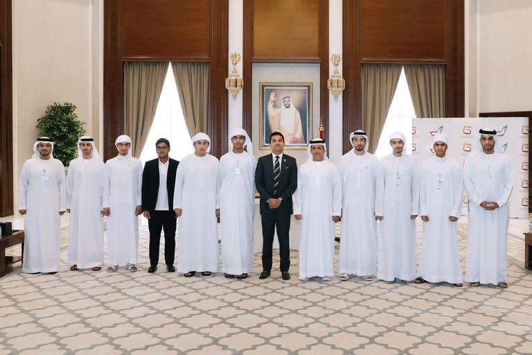 محمد المزروعي مع الطلاب المشاركين