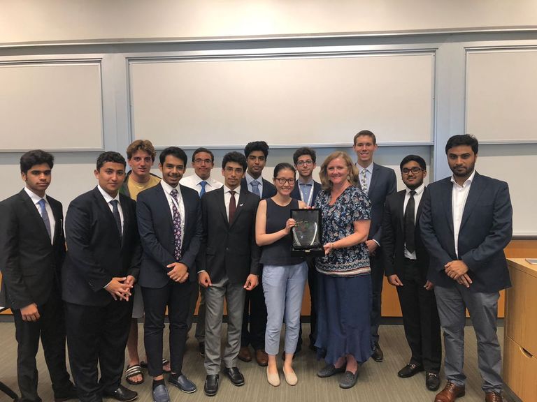 محمد المزروعي مع الطلاب المشاركين