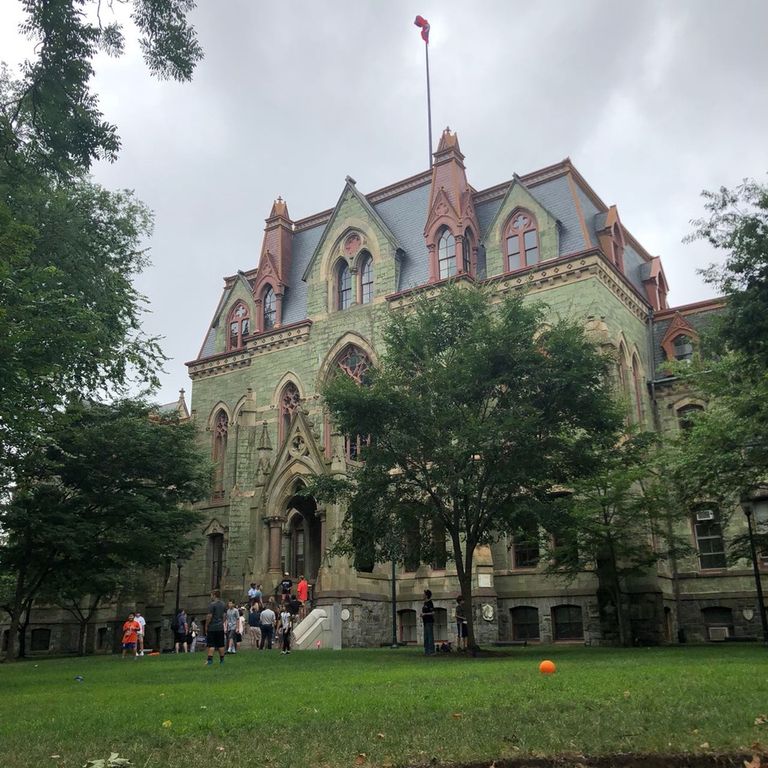 محمد المزروعي مع الطلاب المشاركين