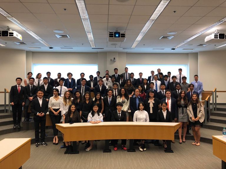 محمد المزروعي مع الطلاب المشاركين