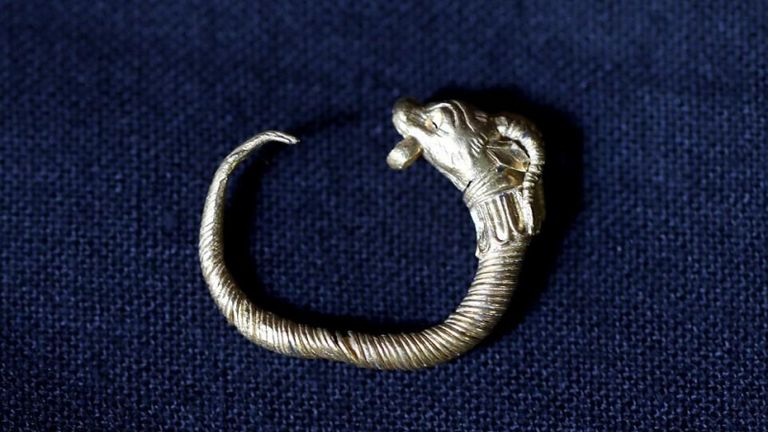 قرط ذهبي في القدس قرط ذهبي في القدس يعود تاريخه لـ٢٠٠٠ عام