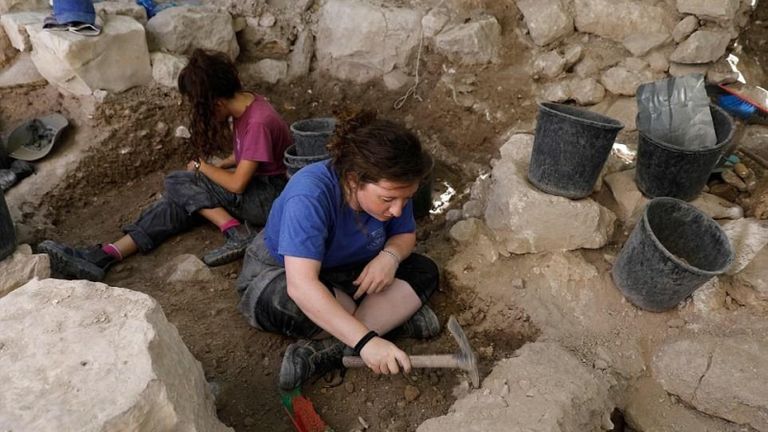 قرط ذهبي في القدس قرط ذهبي في القدس يعود تاريخه لـ٢٠٠٠ عام