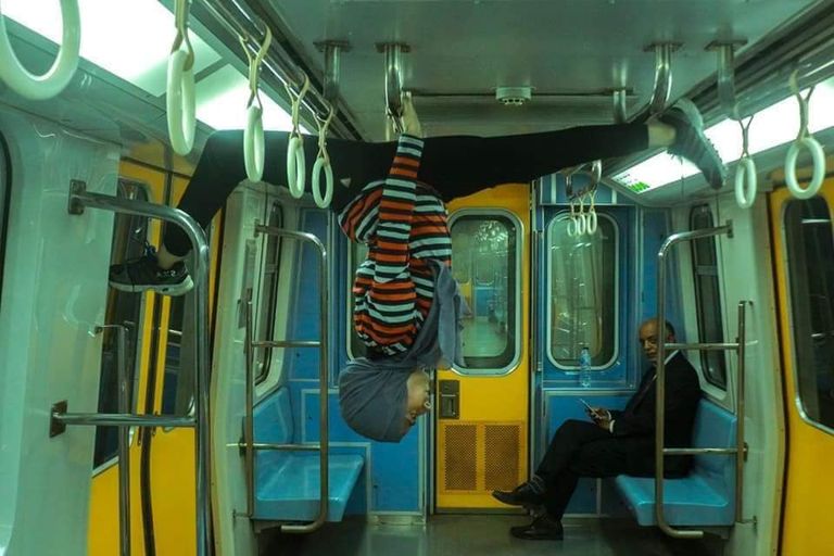 فتاة تمارس فن 