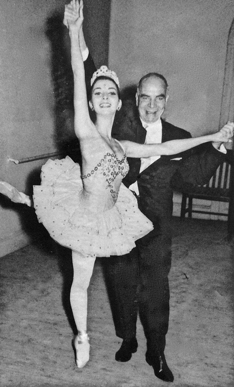 فتاة تمارس فن 