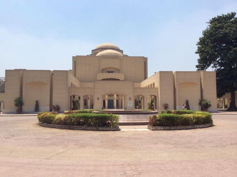 فتاة تمارس فن 