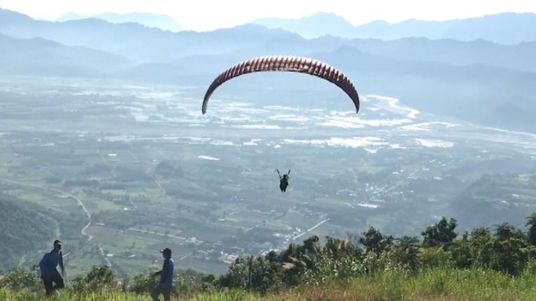 العجوز التايوانية وو روي لين أثناء التحليق العجوز التايوانية وو روي لين