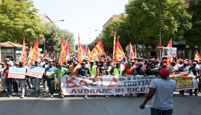 عمال طماطم بإيطاليا يحتجون على المعاملة 