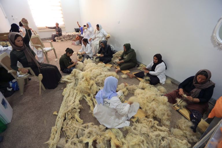 مصنع سجاد يغزل أحلام إيزيديات العراق في "لقمة عيش" نساء إيزيديات يعملن في مصنع للسجاد بدهوك العراقية