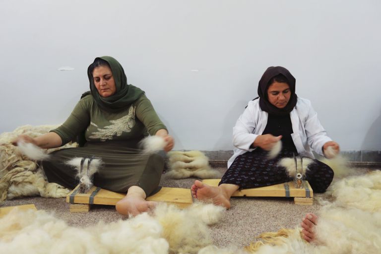 مصنع سجاد يغزل أحلام إيزيديات العراق في "لقمة عيش" نساء إيزيديات يعملن في مصنع للسجاد بدهوك العراقية
