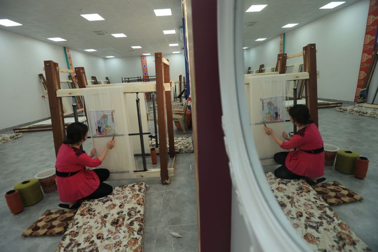 مصنع سجاد يغزل أحلام إيزيديات العراق في "لقمة عيش" نساء إيزيديات يعملن في مصنع للسجاد بدهوك العراقية