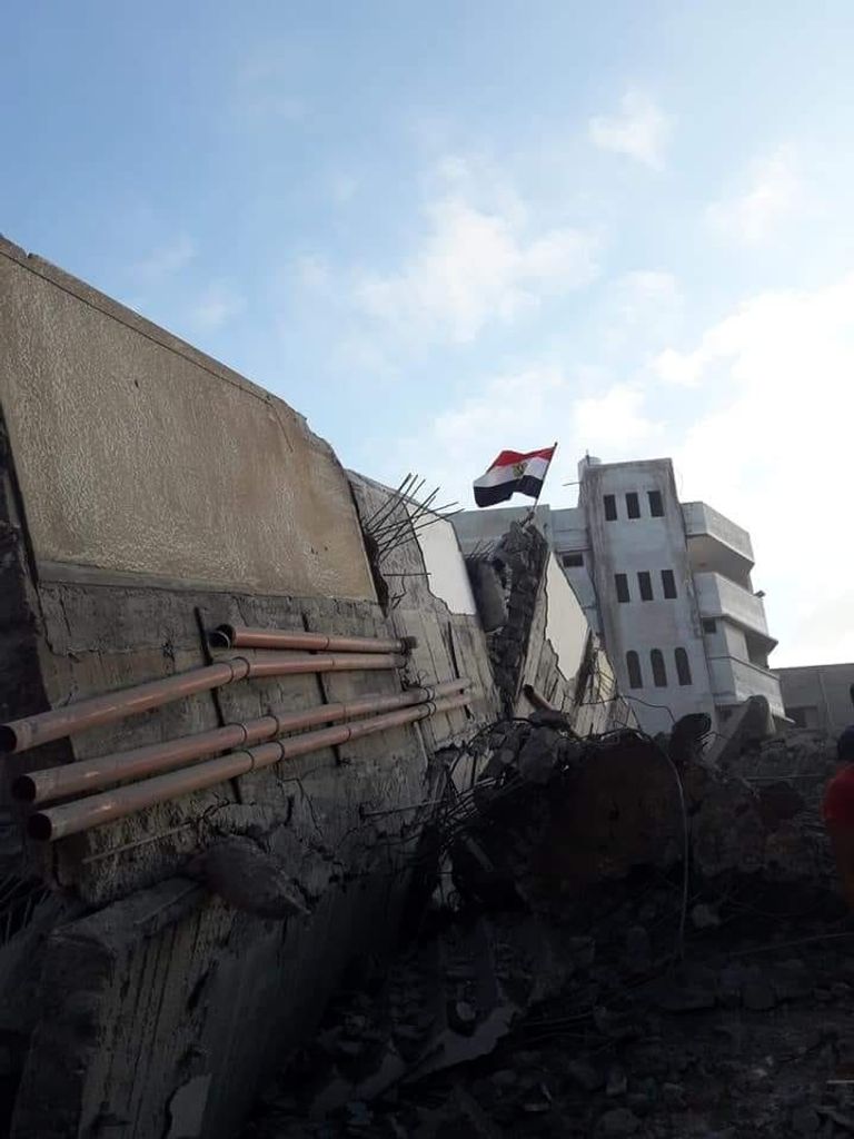 جانب من الدمار الذي لحق بالمبنى