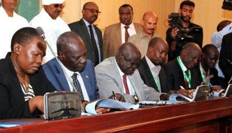 فرقاء جنوب السودان خلال توقيع اتفاق الترتيبات الأمنية
