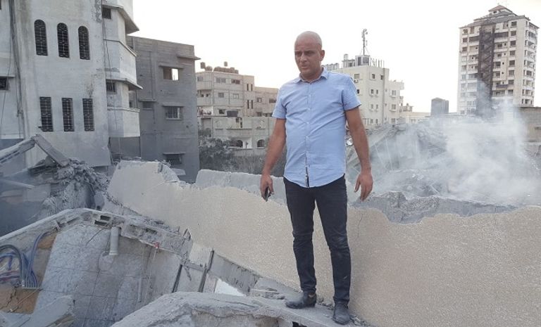 عادل عبدالرحمن، رئيس الجالية المصرية جانب من الدمار الذي لحق بالمبنى