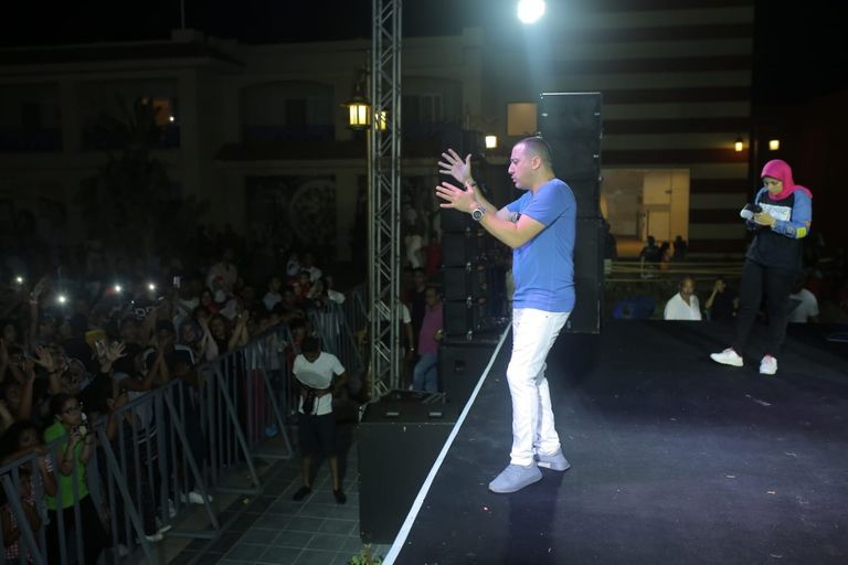 دياب خلال الحفل على مسرح بورتو مطروح