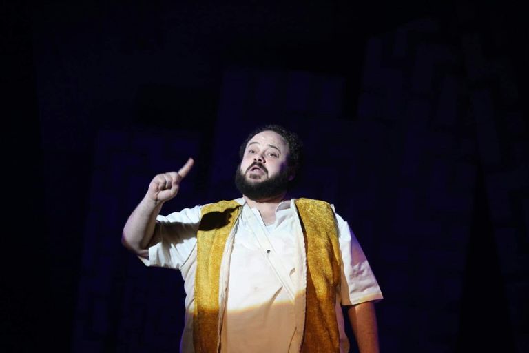 مشهد من عرض "حدث في بلاد السعادة"