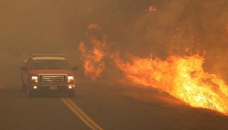 حرائق الغابات المستعرة في كاليفورنيا