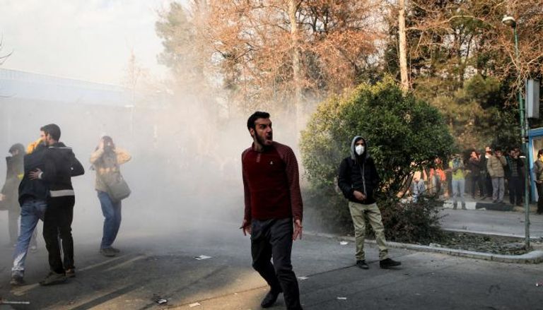 الأمن الإيراني يقمع المتظاهرين - أرشيفية