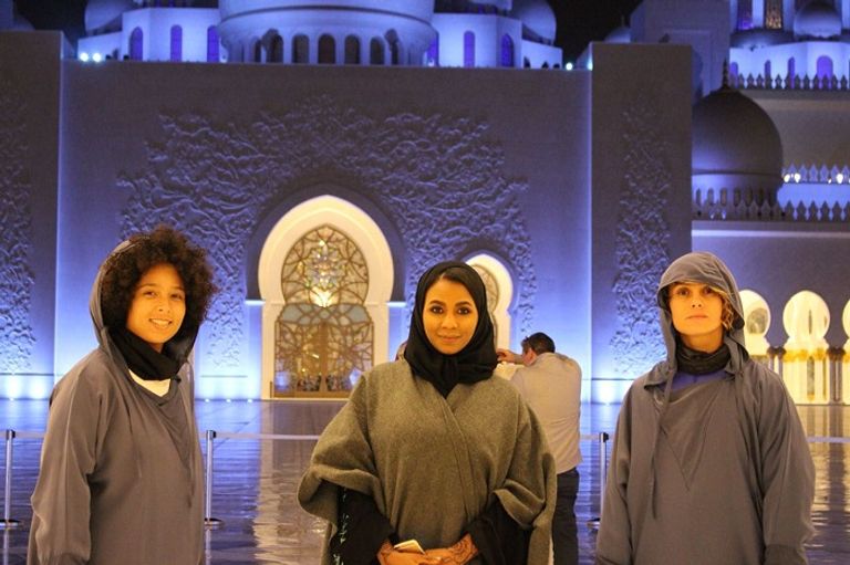 هبة بن رضا خلال إحدى الجولات السياحية في أبوظبي