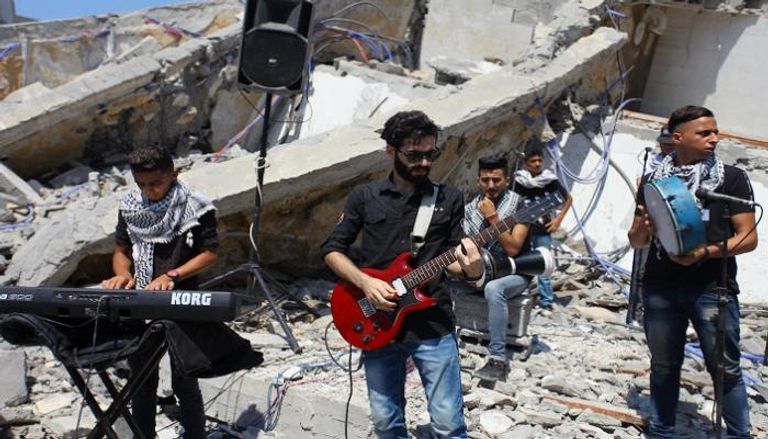 فنانو غزة يوجهون رسالة تحدٍ للاحتلال على أنقاض مبنى "المسحال" 