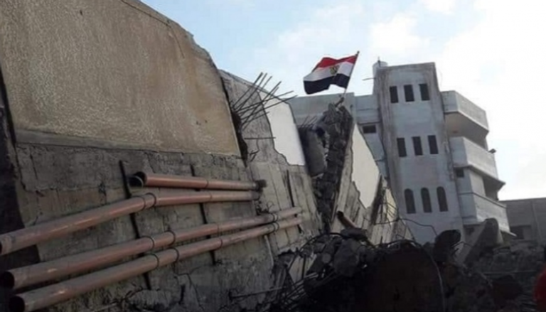 علم مصر فوق المبنى بعد القصف