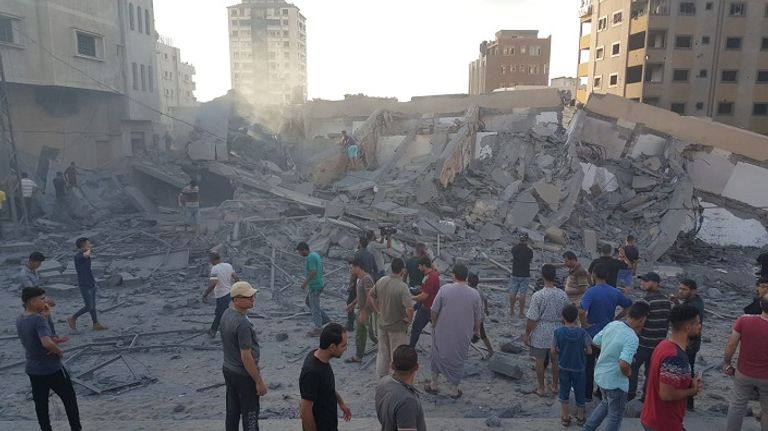 جانب من الدمار الذي لحق بالمبنى علم مصر فوق المبنى بعد القصف