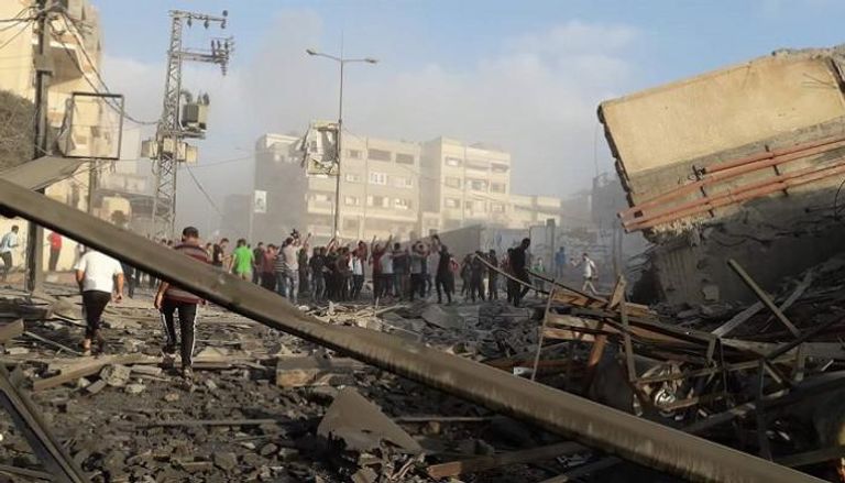 جانب من الدمار الذي لحق بالمبنى علم مصر فوق المبنى بعد القصف