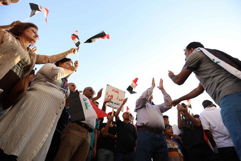 جانب من التظاهرات بالعراق مظاهرات عراقية تطالب بمحاسبة الفاسدين