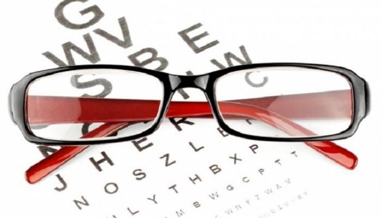 توفير نظارات للقراءة ربما يكون وسيلة غير مكلفة لتحسين الطاقة الإنتاجية