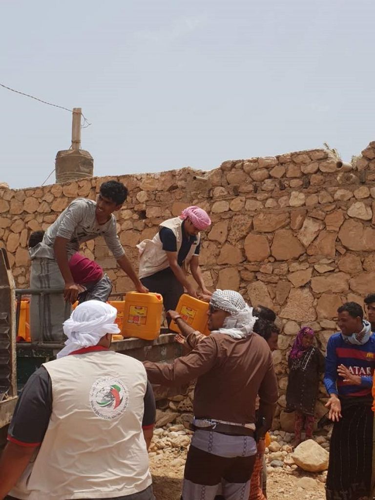 مساعدات الإمارات لسقطرى لا تنقطع