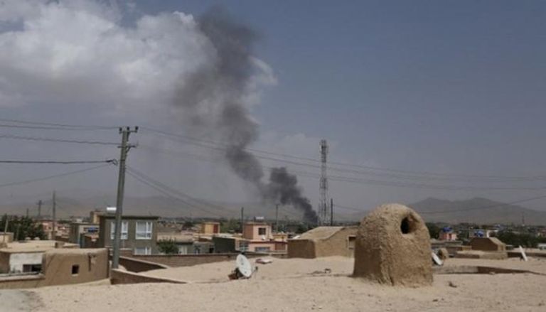 الدخان يتصاعد جراء المعارك في مدينة غزنة