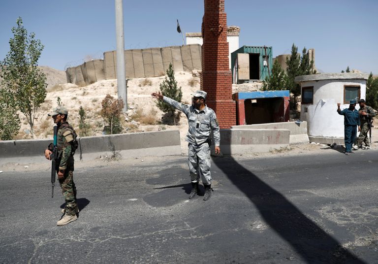 قوات أفغانية في نقطة تفتيش على مدخل مدينة غزنة