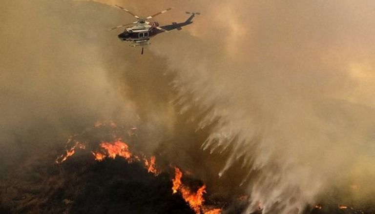 طائرات هليكوبتر تحاول إخماد الحرائق في كاليفورنيا - أ. ف. ب