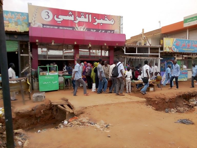 معاناة السودانيين من أجل الحصول على الخبز معاناة السودانيين من أجل الحصول على الخبز