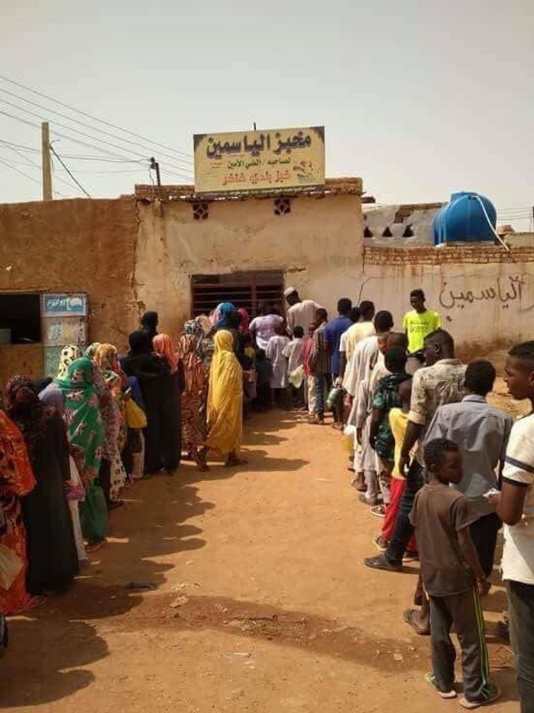 معاناة السودانيين من أجل الحصول على الخبز معاناة السودانيين من أجل الحصول على الخبز
