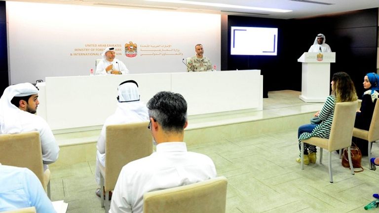 الدكتور أنور بن محمد قرقاش وزير الدولة للشؤون الخارجية والعميد الركن الراشدي خلال المؤتمر الصحفي الدكتور أنور بن محمد قرقاش والعميد الركن مسلم الراشدي