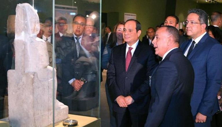 الرئيس المصري عبدالفتاح السيسي أثناء افتتاح متحف سوهاج 