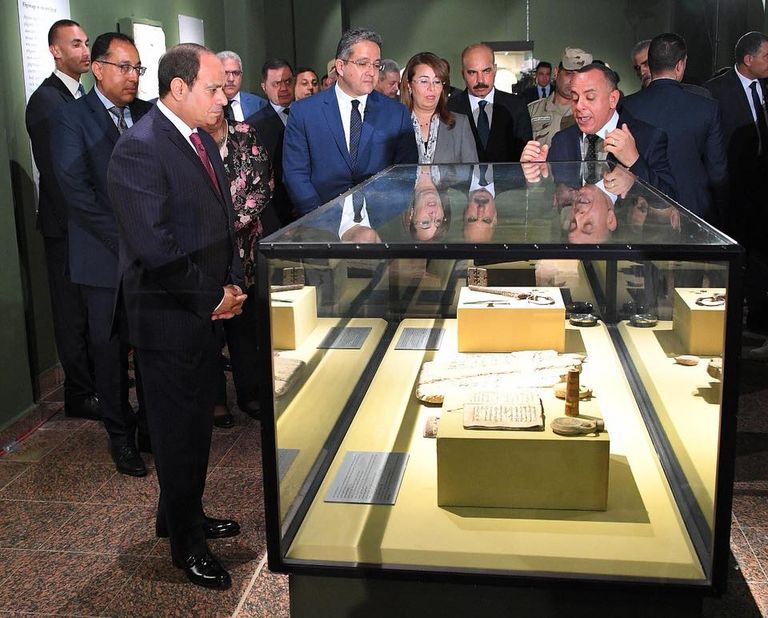 الرئيس المصري عبدالفتاح السيسي أثناء افتتاح متحف سوهاج