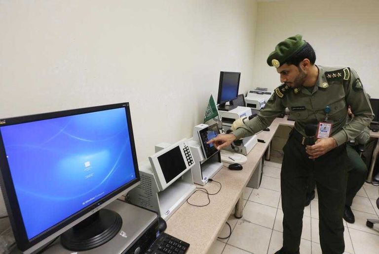 بالصور.. أنظمة أمنية لمنع تزوير وثائق الحجاج