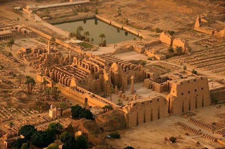 مصممة الأزياء منى المنصوري في مهرجان نفرتيتي بالأقصر 