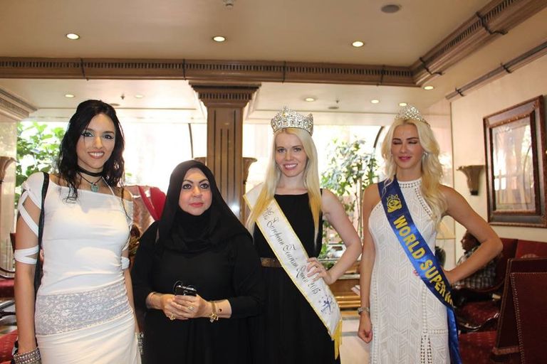 مصممة الأزياء منى المنصوري في مهرجان نفرتيتي بالأقصر 