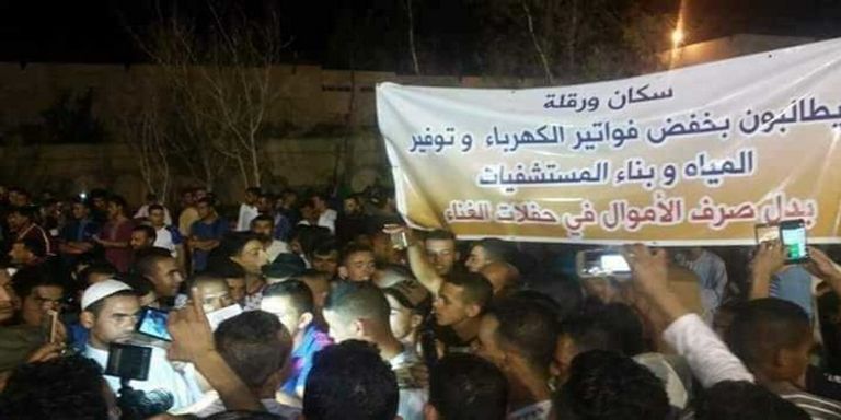 لافتات المحتجين في محافظة ورقلة جزائريون يقيمون صلاة جماعية للاحتجاج على حفلة غنائية