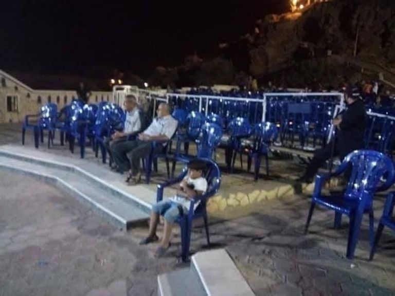 حفلات غنائية بدون جمهور جزائريون يقيمون صلاة جماعية للاحتجاج على حفلة غنائية