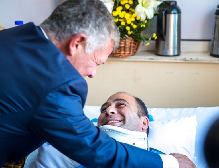 ملك الأردن أثناء الاطمئنان على المصابين 