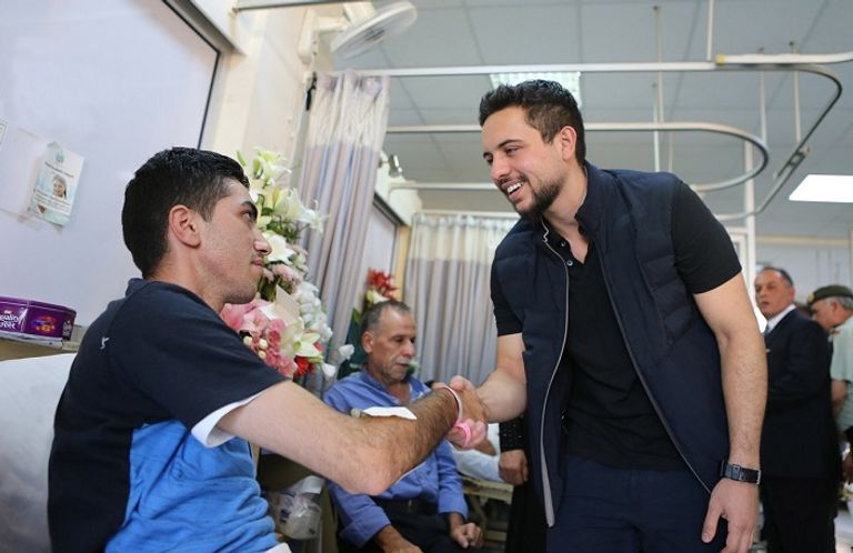 ملك الأردن أثناء الاطمئنان على المصابين 