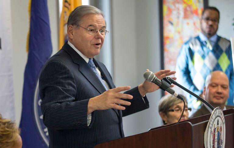 سليمان (يمين) والسيناتور بوب مننديز (يسار)