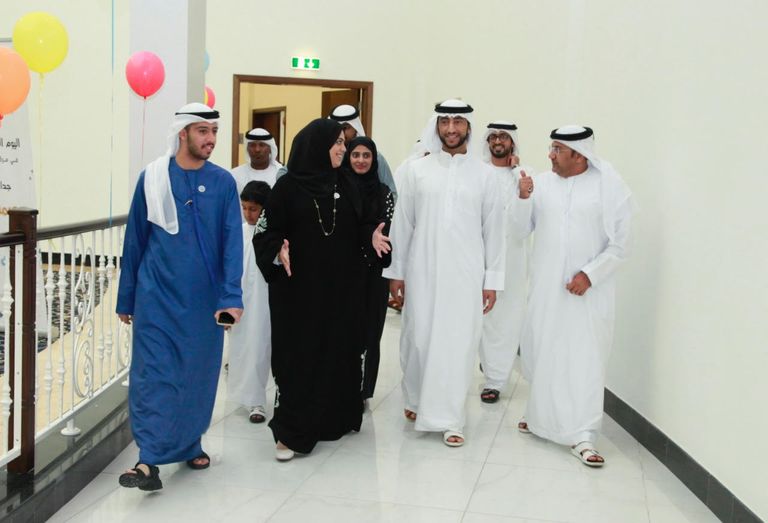  الشيخ عبدالله بن حمد الشرقي يفتتح جدارية بصمة أمان 