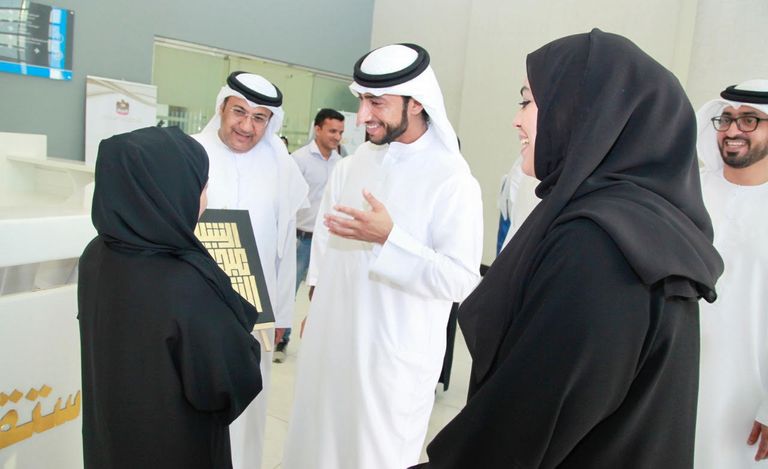  الشيخ عبدالله بن حمد الشرقي يفتتح جدارية بصمة أمان 