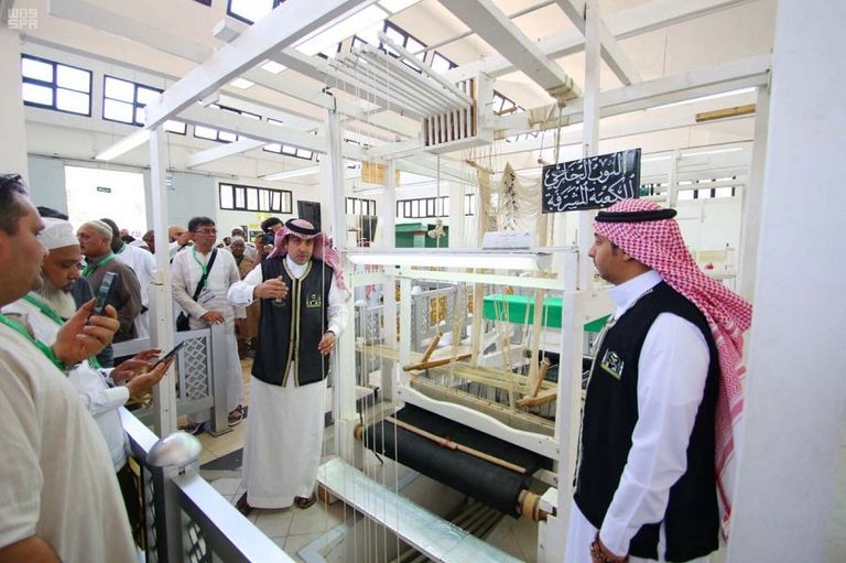 ضيوف خادم الحرمين الشريفين يزورون مجمع الملك عبدالعزيز لكسوة الكعبة