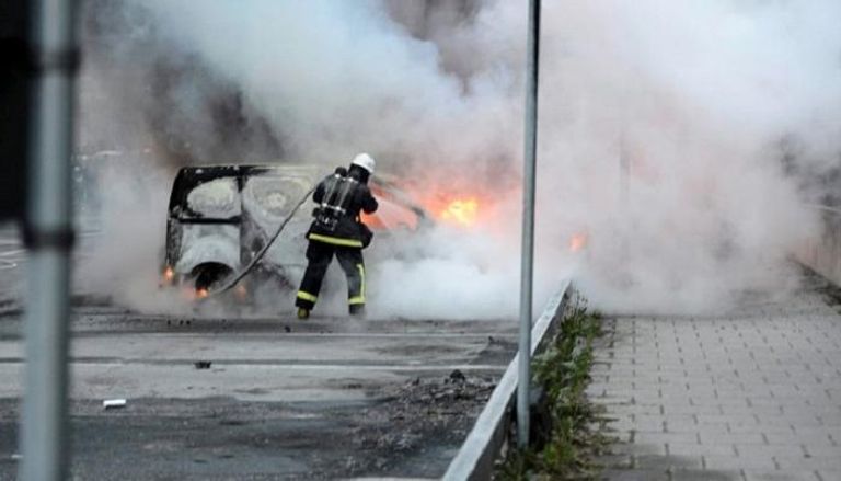 مجموعات شبابية تحرق نحو 100 سيارة في السويد